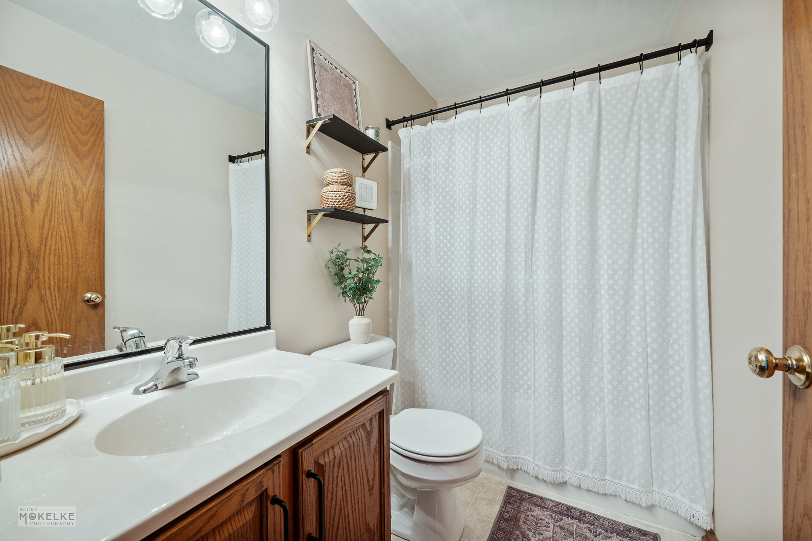 26 Rolling Oaks Road Sugar Grove, IL 60554 - Photo 22 of 25 a bathroom with a sink and a mirror
