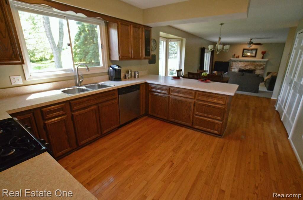 685 Snowmass Drive Rochester Hills, MI 48309 - Photo 2 of 25