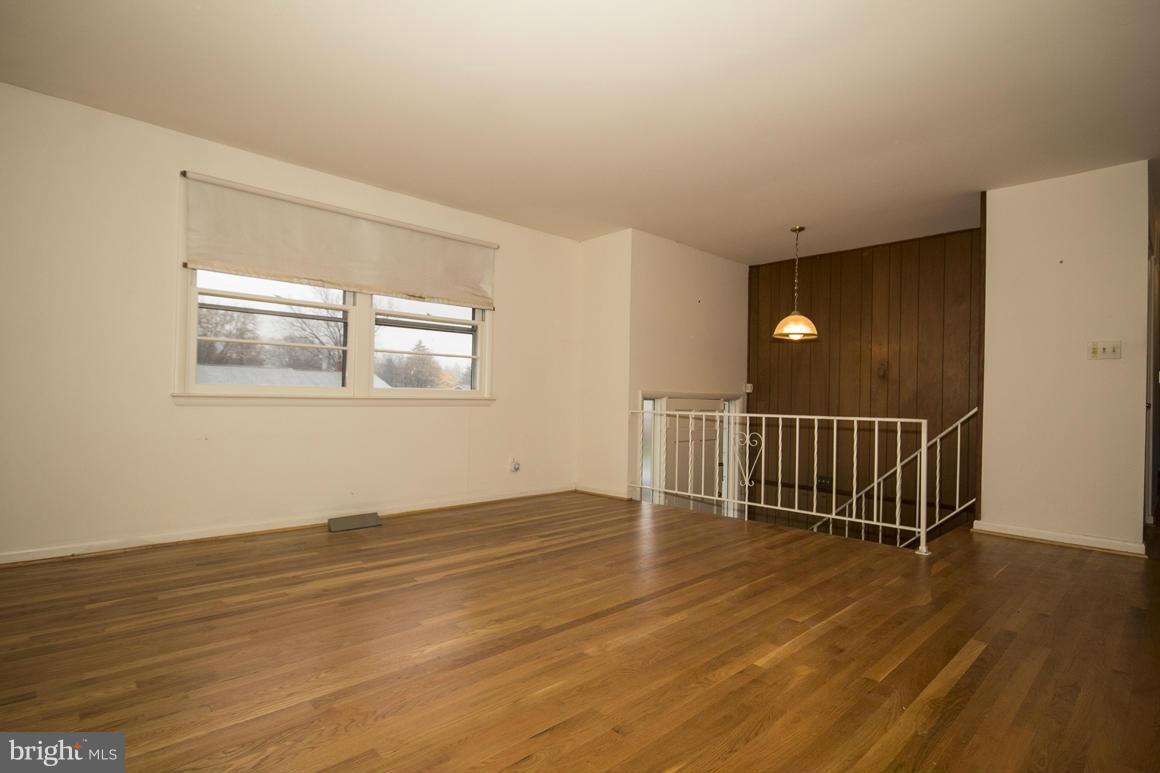 4042 Carthage Road Randallstown, MD 21133 - Photo 5 of 26 Living Room
