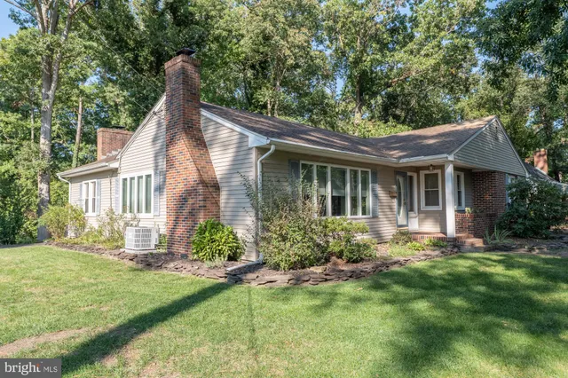 a view of a house with a yard and plants