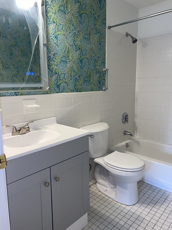 21 Clark's Road, Unit 204 Amesbury, MA 01913 - Photo 18 of 32