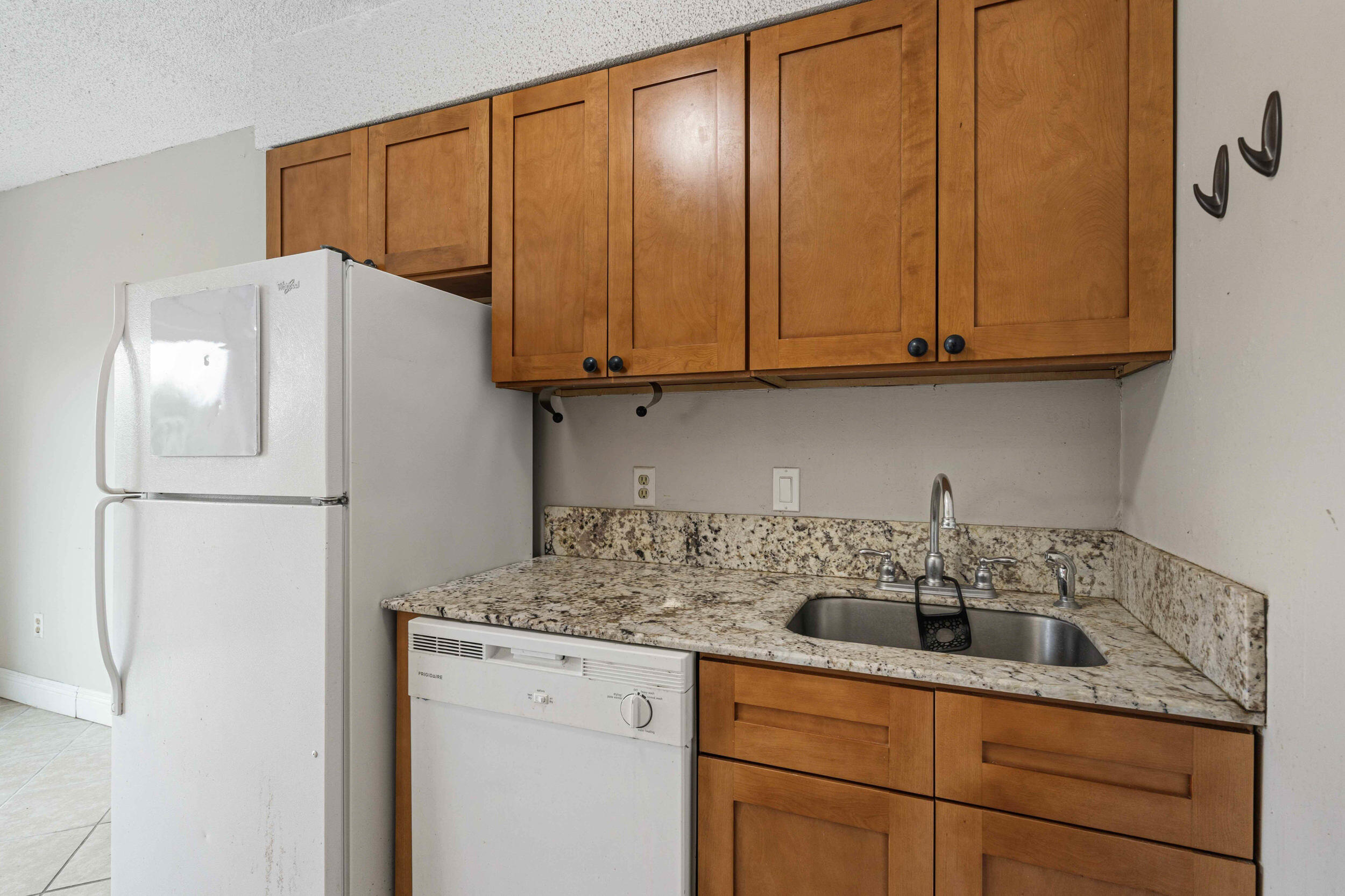 210 Pelham Road, Unit 215C Fort Walton Beach, FL 32547 - Photo 9 of 24 Kitchen