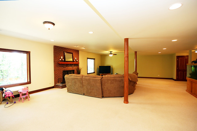 646 Robin Ridge Elgin, IL 60123 - Photo 18 of 24 a living room with furniture and a flat screen tv