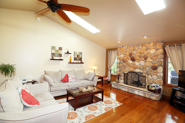 646 Robin Ridge Elgin, IL 60123 - Photo 5 of 24 a living room with furniture and a fireplace