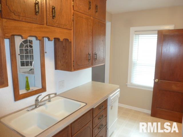 2029 Ridgeway Court Bettendorf, IA 52722 - Photo 8 of 20 Gallery Image 8