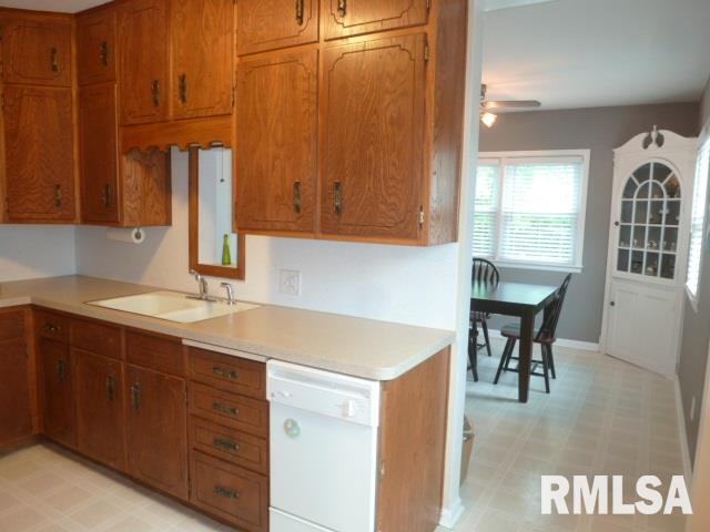 2029 Ridgeway Court Bettendorf, IA 52722 - Photo 9 of 20 Gallery Image 9