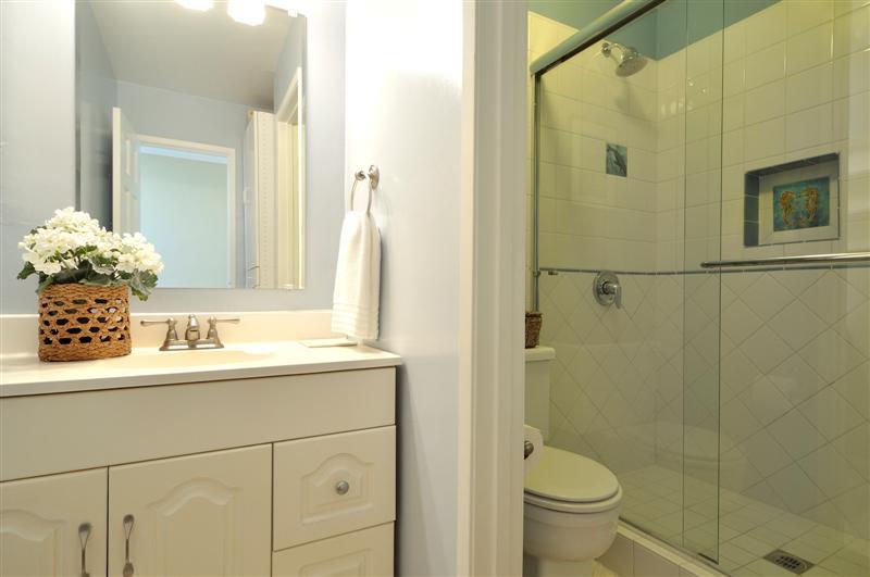 4902 Sandyland Road, Unit 237 Carpinteria, CA 93013 - Photo 4 of 6 Bathroom