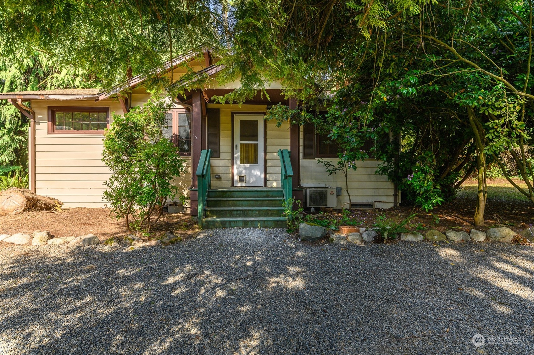 a view of a house with backyard and a tree