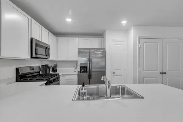 $2,000 | 4154 Saltillo Lakes Drive, Baytown, TX 77521