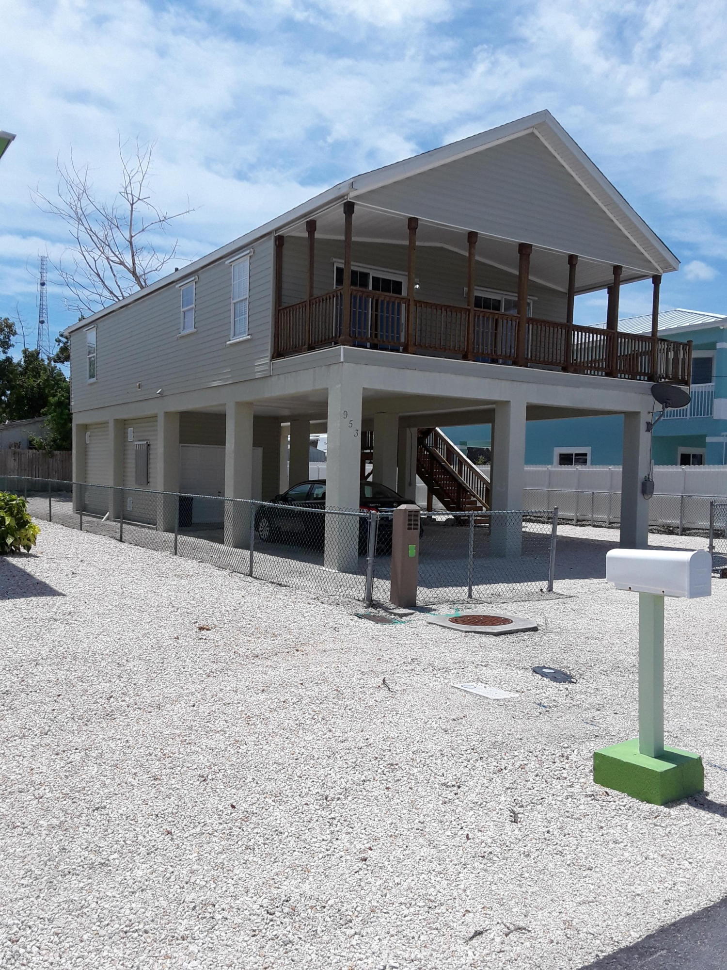 953 Plantation Road Key Largo, FL 33037 - Photo 2 of 21 Right Side