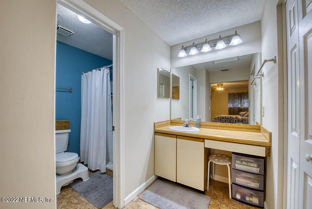 3801 Crown Point Road, Unit 3082 Jacksonville, FL 32257 - Photo 20 of 23 a bathroom with a sink and a mirror
