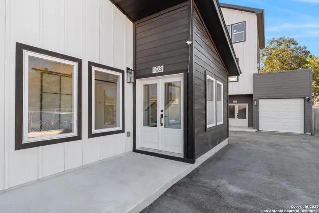 a view of an entryway with a livingroom