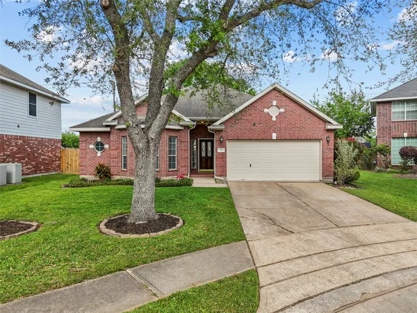 $299,000 | 323 Colony Creek Drive, Dickinson, TX 77539