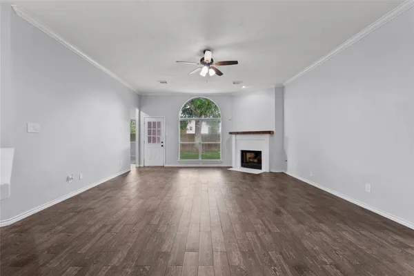 $299,000 | 323 Colony Creek Drive, Dickinson, TX 77539