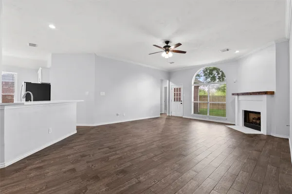 $299,000 | 323 Colony Creek Drive, Dickinson, TX 77539