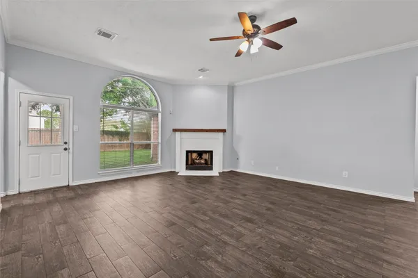 $299,000 | 323 Colony Creek Drive, Dickinson, TX 77539