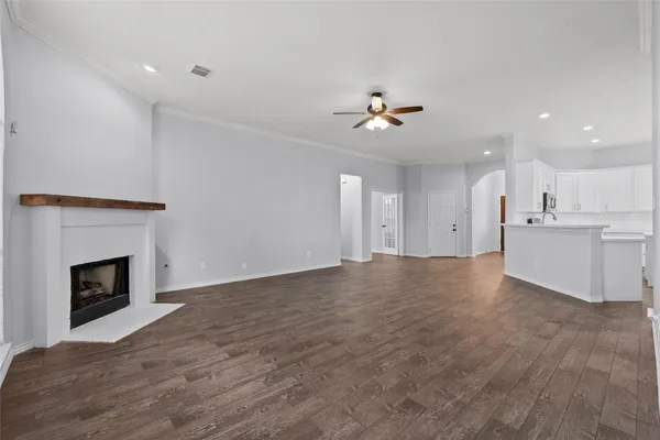 $299,000 | 323 Colony Creek Drive, Dickinson, TX 77539