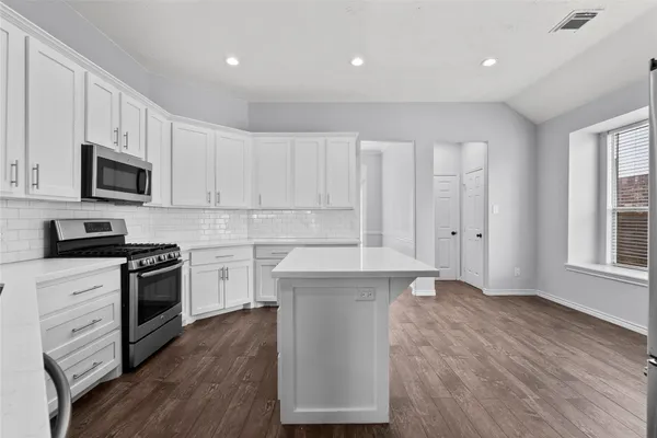$299,000 | 323 Colony Creek Drive, Dickinson, TX 77539