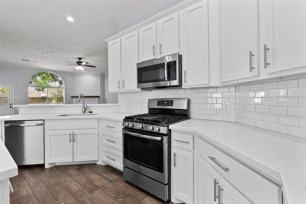 $299,000 | 323 Colony Creek Drive, Dickinson, TX 77539