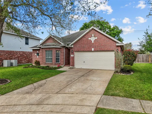 $299,000 | 323 Colony Creek Drive, Dickinson, TX 77539