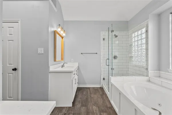 $299,000 | 323 Colony Creek Drive, Dickinson, TX 77539