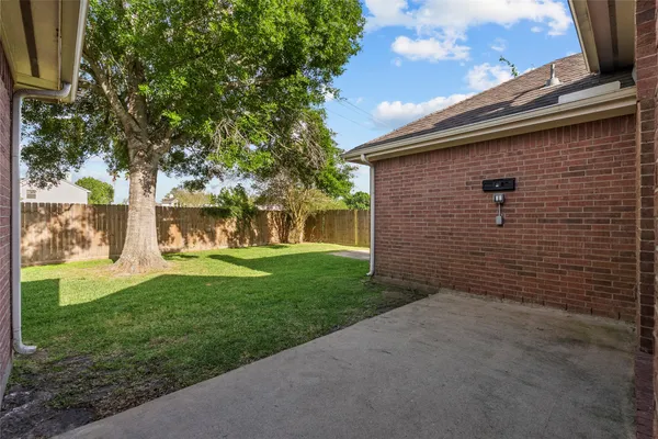 $299,000 | 323 Colony Creek Drive, Dickinson, TX 77539