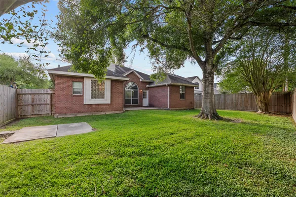 $299,000 | 323 Colony Creek Drive, Dickinson, TX 77539