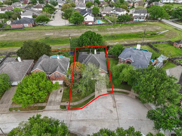 $299,000 | 323 Colony Creek Drive, Dickinson, TX 77539
