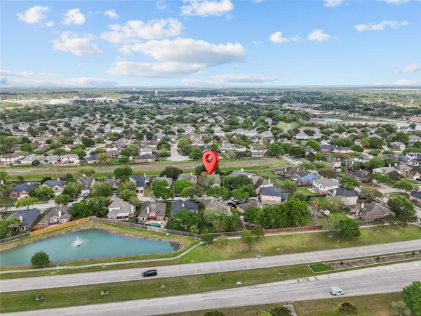 $299,000 | 323 Colony Creek Drive, Dickinson, TX 77539