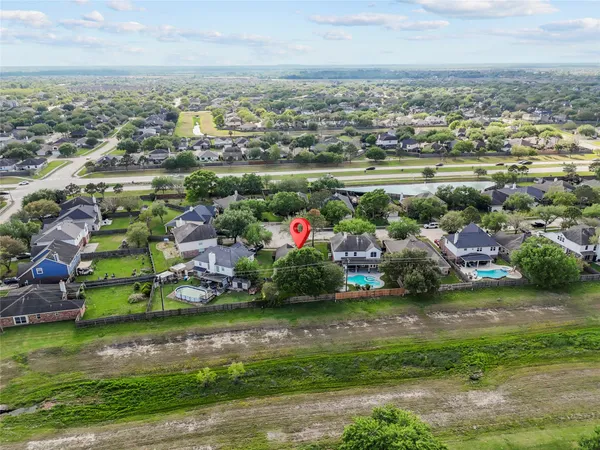 $299,000 | 323 Colony Creek Drive, Dickinson, TX 77539