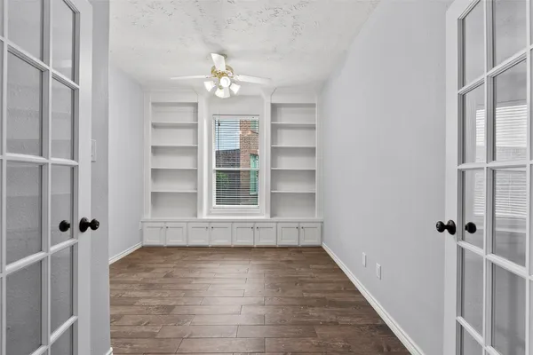 $299,000 | 323 Colony Creek Drive, Dickinson, TX 77539