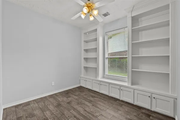 $299,000 | 323 Colony Creek Drive, Dickinson, TX 77539