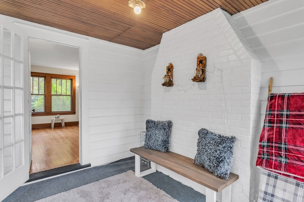 108 Manchester Terrace Springfield, MA 01108 - Photo 20 of 40 a living room with furniture and a book shelf