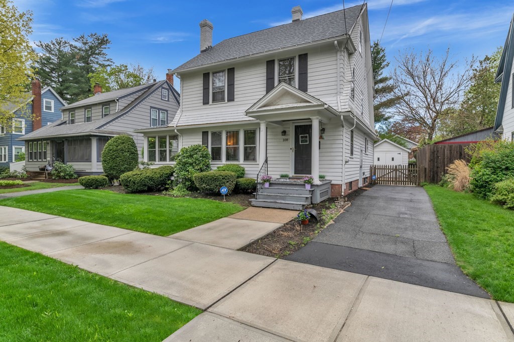108 Manchester Terrace Springfield, MA 01108 - Photo 6 of 40 a front view of a house with a garden