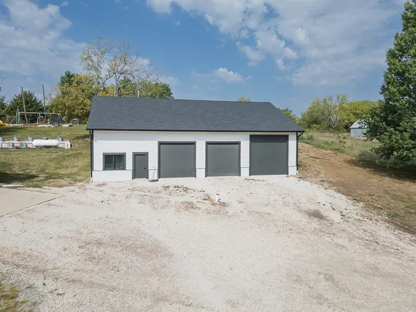 $999,950 | 25493 Kansas Avenue, Tonganoxie, KS 66086