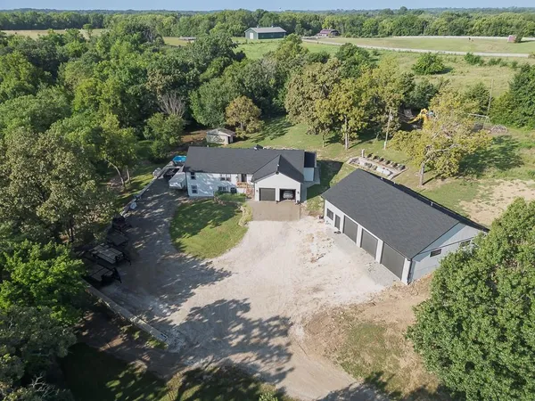 $999,950 | 25493 Kansas Avenue, Tonganoxie, KS 66086