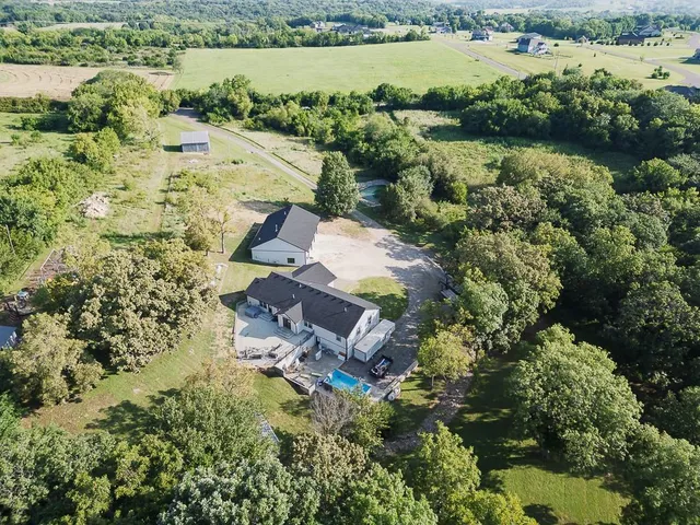 $999,950 | 25493 Kansas Avenue, Tonganoxie, KS 66086