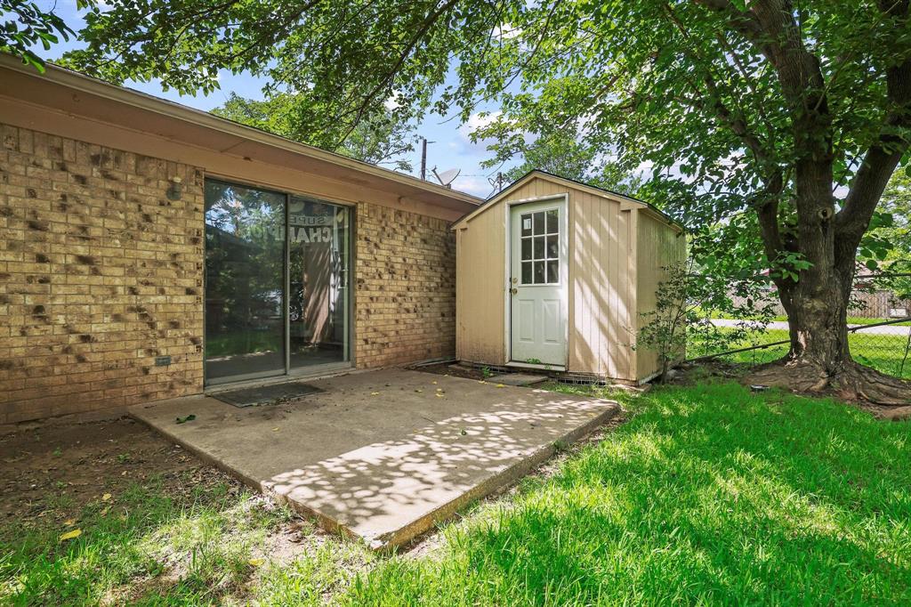 606 Hunter Street Bonham, TX 75418 - Photo 12 of 15 a backyard of a house with lots of green space