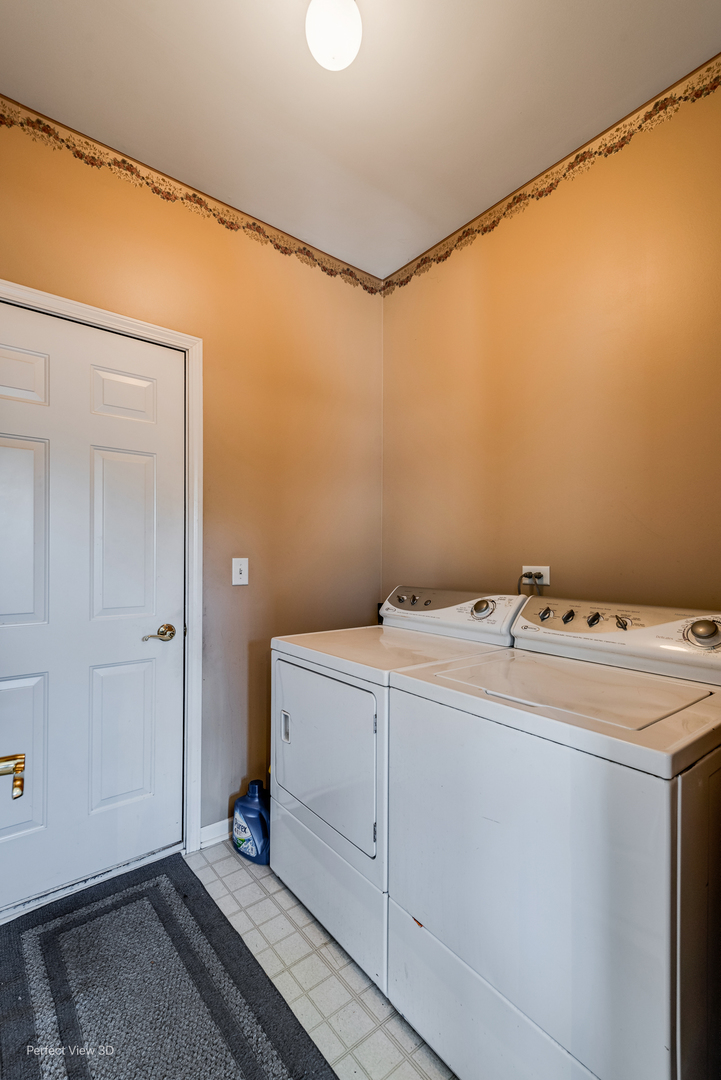 1606 Creekside Circle Minooka, IL 60447 - Photo 7 of 30 a utility room with dryer and washer