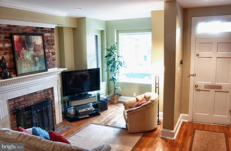 421 15th Street Southeast Washington, DC 20003 - Photo 7 of 30 Living Room