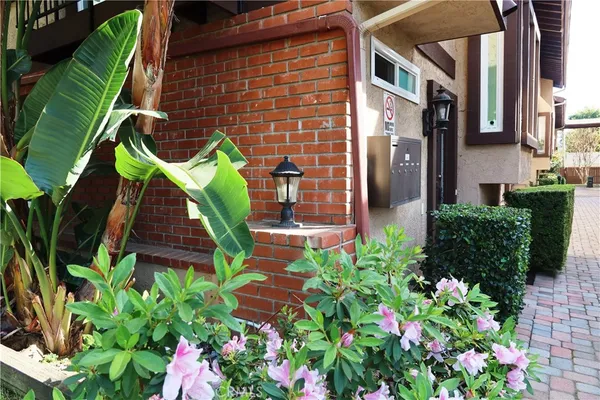 $668,800 | 1348 East Orange Grove Boulevard, Unit 8, Pasadena, CA 91104