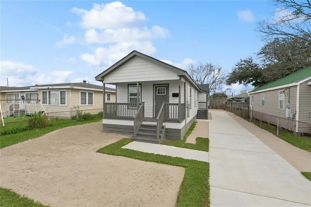 $259,900 | 611 MacArthur Avenue, Harvey, LA 70058