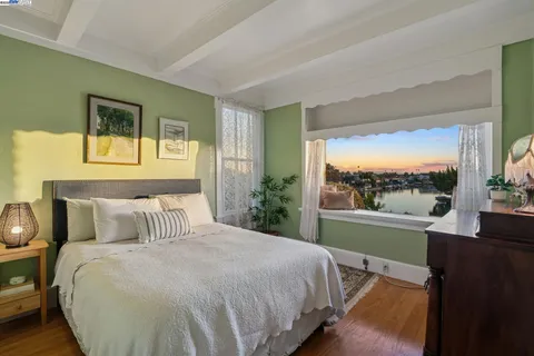 $1,295,000 | 2000 Clinton Avenue, Alameda, CA 94501