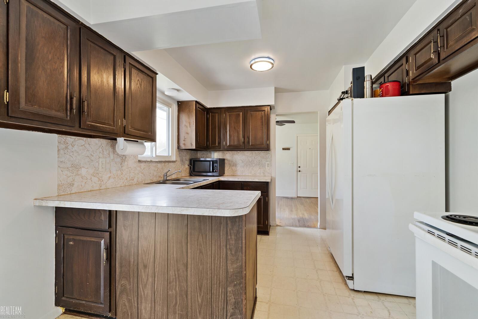 9908 Brandon Road Avoca, MI 48006 - Photo 11 of 43 50109136-10.JPG