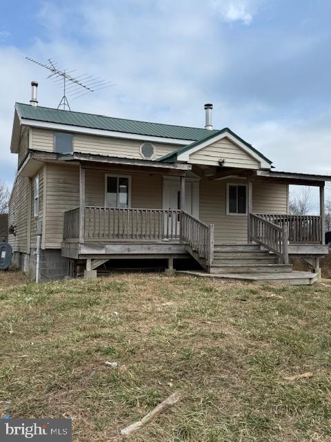a front view of a house with garage