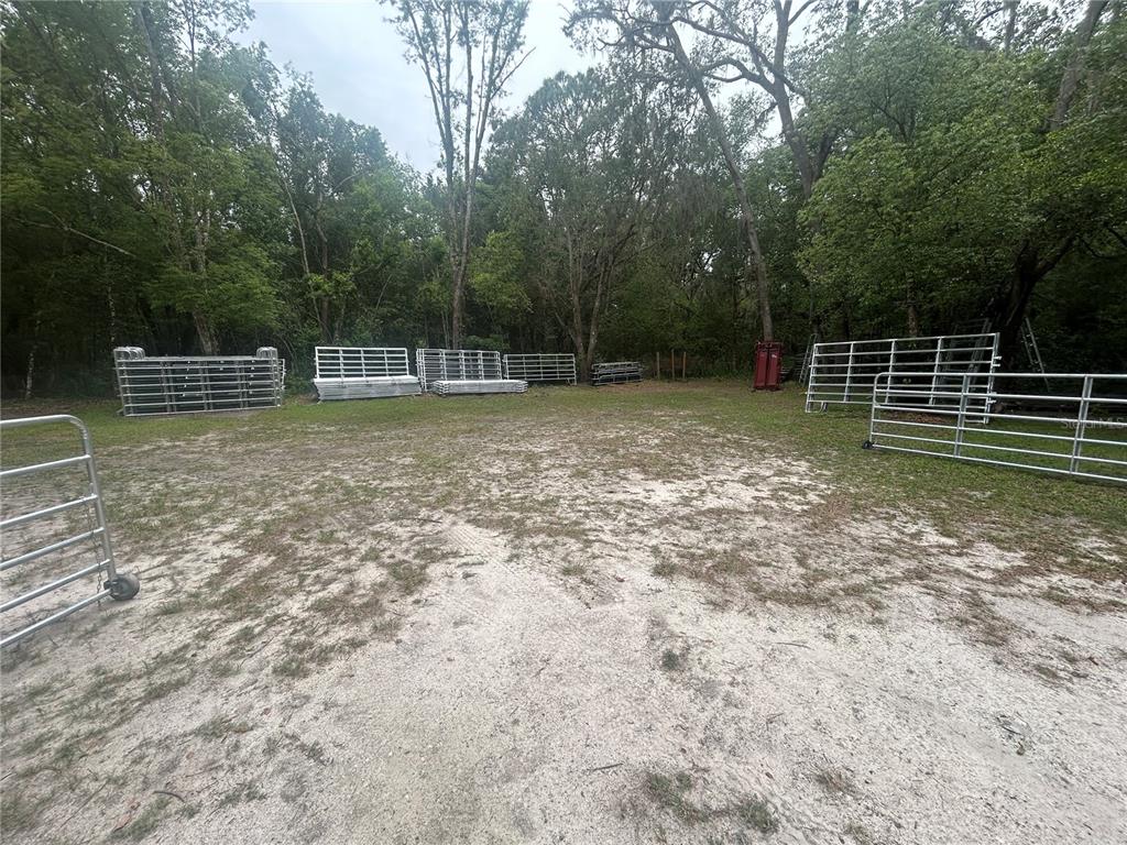 18133 Highway 41 Spring Hill, FL 34610 - Photo 17 of 18 a view of a yard with wooden fence