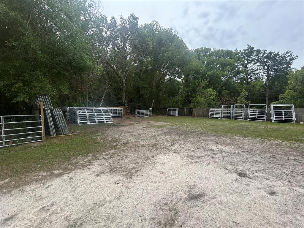 18133 Highway 41 Spring Hill, FL 34610 - Photo 18 of 18 a view of a backyard with a garden
