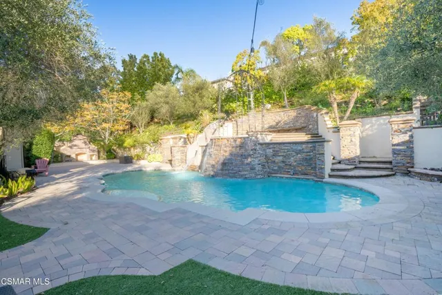 $2,195,000 | 483 Via Merla, Newbury Park, CA 91320
