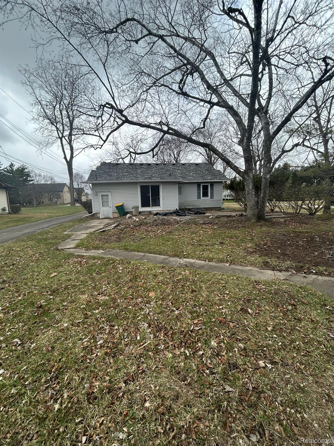 Bungalow featuring a front lawn