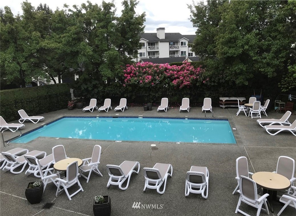 12404 East Gibson Road, Unit F303 Everett, WA 98204 - Photo 17 of 23 a view of a chairs and table in patio
